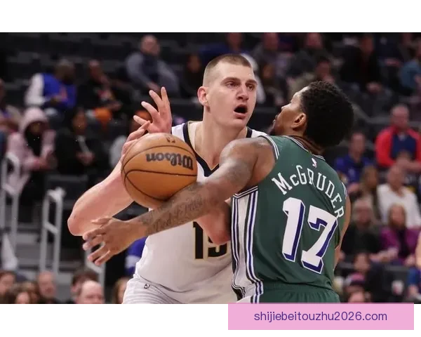 约基奇赛后穿小黄人拖鞋接受采访 曾化身格鲁角色展现幽默风采